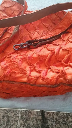 Bolsa de couro de pirarucu semi nova ,Berloca