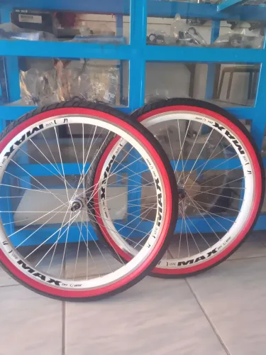 Vendo aros vmax pra Monark com pneus faixa vermelha
