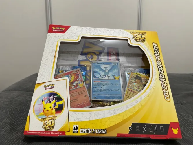 Box com Pôster Pokémon TCG Celebrações 30 Ano