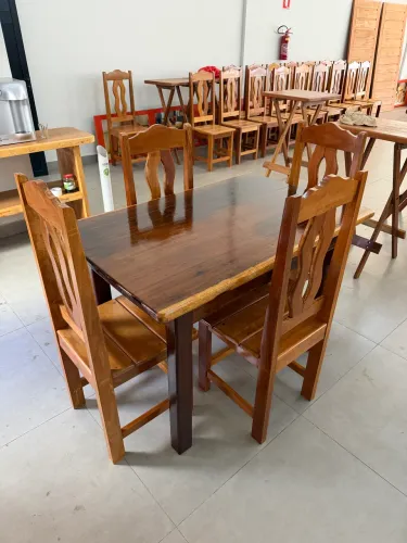 Conjunto mesa maciça + cadeira