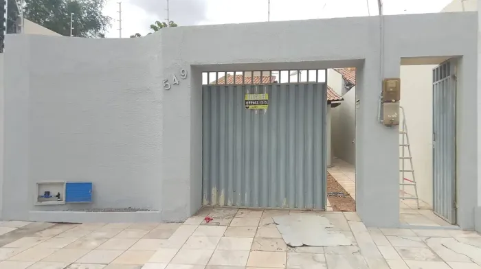 Alugo uma linda casa com alpendre