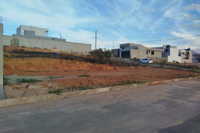 Lote de Esquina com Pôr do Sol e Vista Definitiva!