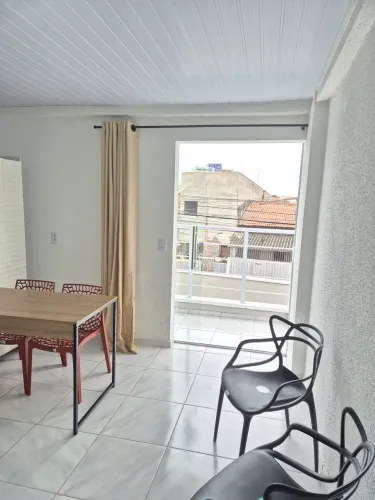 Kitnet mobiliado com varanda próximo ao Centro 