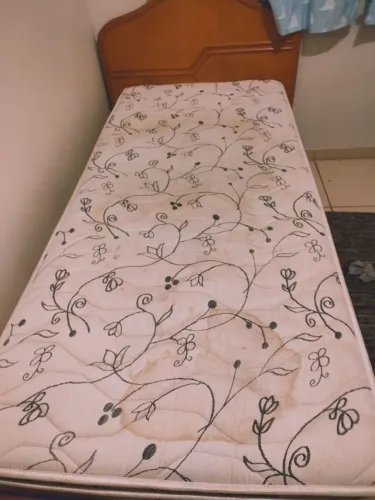 Cama de solteiro em madeira, cor mel (sem colchão)