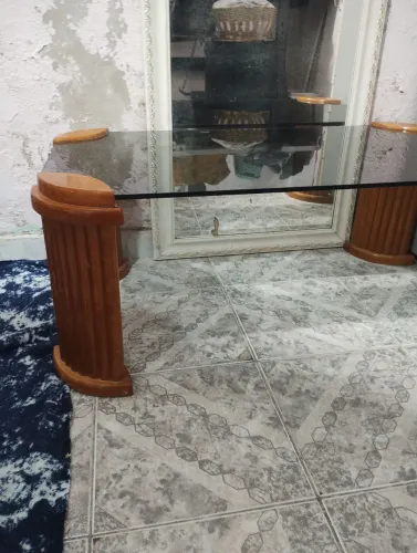 Mesa de vidro com madeira decorada
