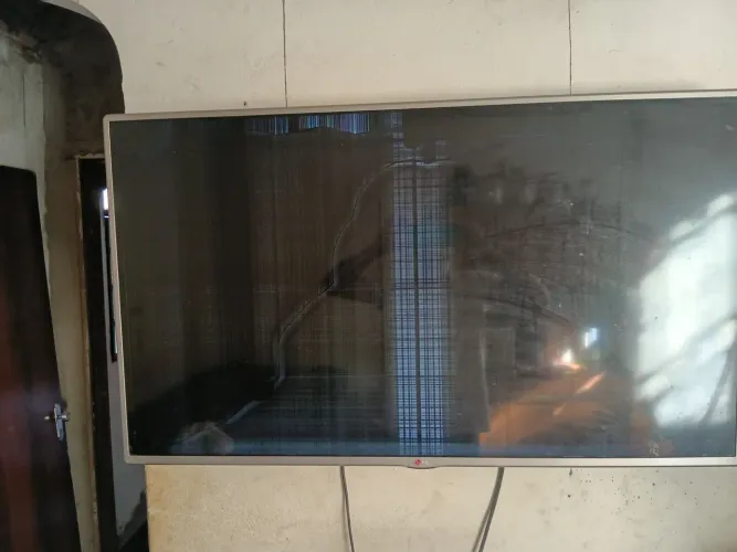 Vende_se uma televisão de 47 polegadas