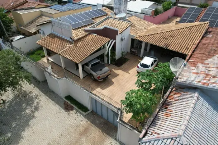 CASA COMPLETA 2 LOTES NA 704 SUL, ENERGIA SOLAR, PORTEIRA FECHADA - É ENTRAR E MORAR.