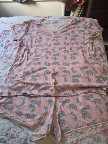 Pijama rosa canelado com estampa de gatinho 
