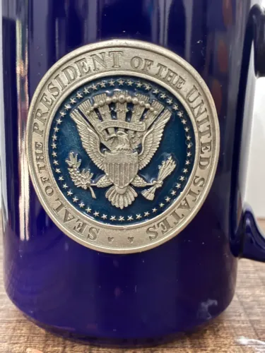 Caneca do Trump oficial da lojinha da Casa Branca