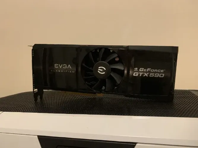 GTX 590 EVGA CLASSIFIED 3GB Limited Edition