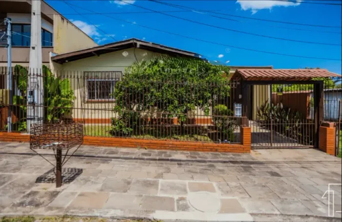 Casa para locação no bairro Cristo Rei, em São Leopoldo/RS, com 4 quartos, ampla e bem loc