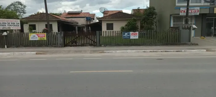 Casa para venda tem 346 metros quadrados com 8 quartos