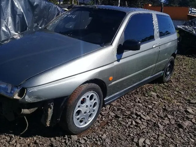 Porta dianteira esquerda alfa romeo 145QV 1996 sem acessórios original