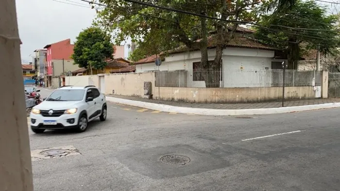 Casa no centro para VENDA / LOCAÇÃO COMERCIAL com 2 quartos com suite e Closed