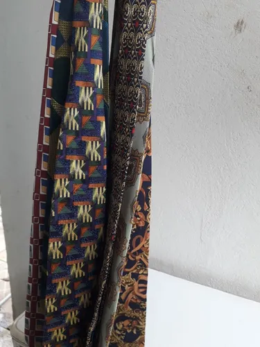 Vendo sofisticado kit de gravatas de seda importadas 