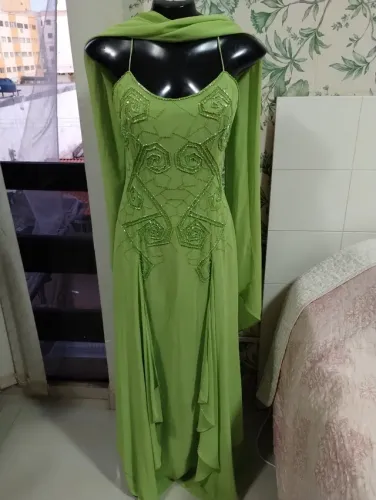 Vestido de festa verde claro longo com chalé