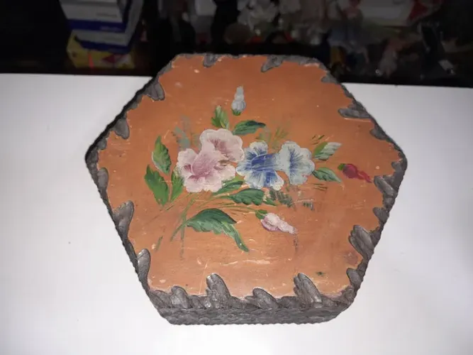 Caixa de Madeira Decorativa com Entalhes e Desenho de Flores