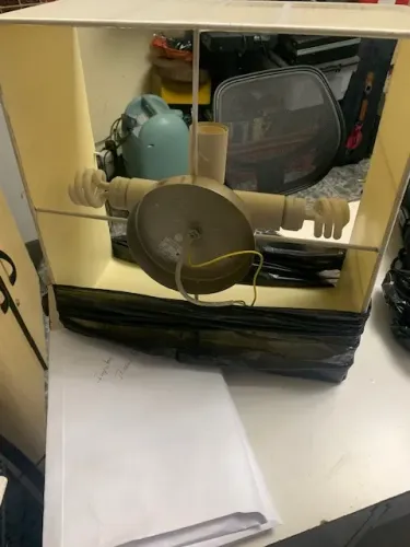 lustre contemporaneo com 4 pontos de iluminação feito de fios e vidro e metal