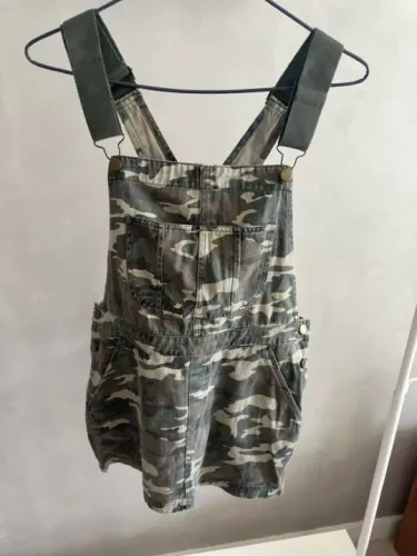 Jardineira jeans camuflada