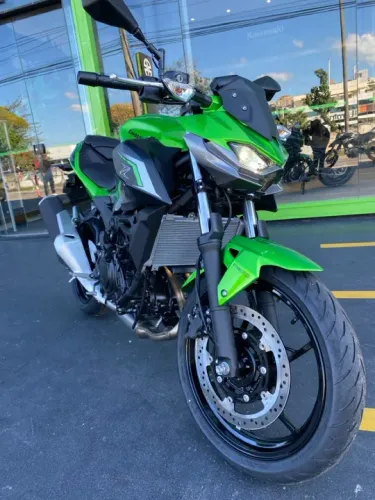 Kawasaki Z500 2026 - Jéssica Gomes Grupo Autokraft