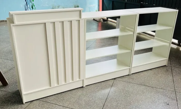 BALCÃO CAIXA RIPADO COM PORTA CPU + 02 BALCÕES VITRINE MDF