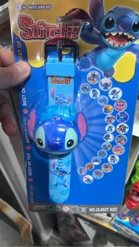 Relógio stitch com projetor de imagens com cenas no filme 