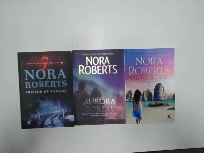Livros Nora Roberts - Aurora Boreal-Baía dos suapiros- Irmãos de sangue( Os três por 29)