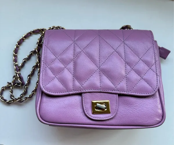 Bolsa Feminina couro legítimo Matelassê Lilás com Corrente Dourada
