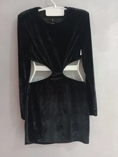 Vestido Preto de Veludo com Detalhes em Cutout