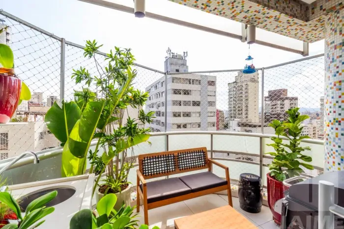 Sinta-se numa casa em Higienópolis! Duplex charmoso com varanda, 3 suítes e prédio com pis