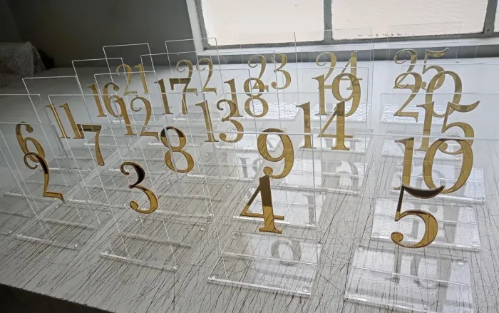 Placas de Números de Mesa em Acrílico Dourado - Casamento