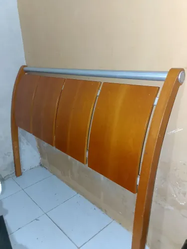 Cabeceira de Cama Elegante em Madeira