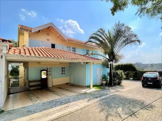 Sobrado à venda em Cotia, Chácara Pavoeiro, com 3 quartos, com 211 m², Condomínio. Villagi
