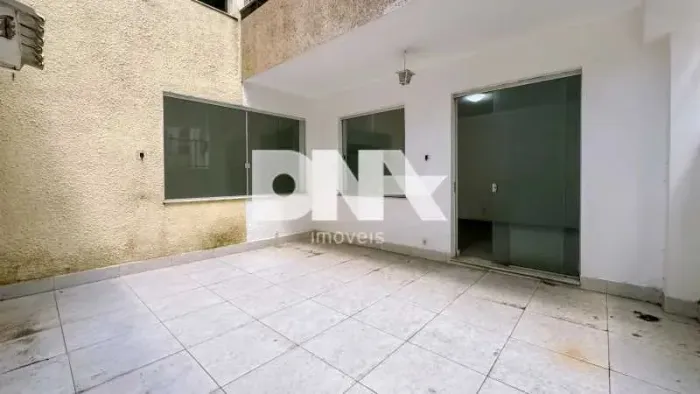 Apartamento com Área Privativa - / Residencial / Copacabana