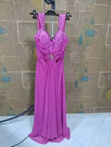 Vestido de festa roxo com detalhes