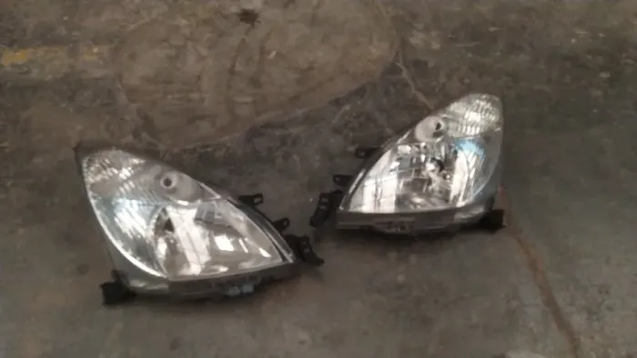 Farol Nissan Livina