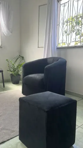 Poltrona e Puff Decorativos em Veludo Preto