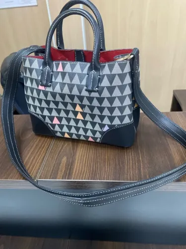 Bolsa de mão com design geométrico