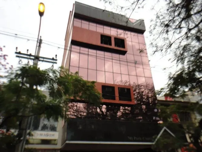 EXCELENTE SALA COMERCIAL COM GARDEN E VAGA EM FRENTE AO BRICK DA REDENÇÃO