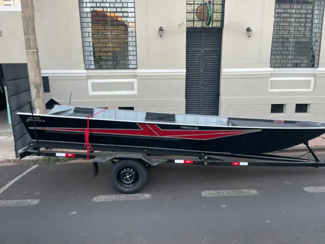 Barco alumínio plataformado comanche 550 com carretinha e motor Yamaha 20hp 