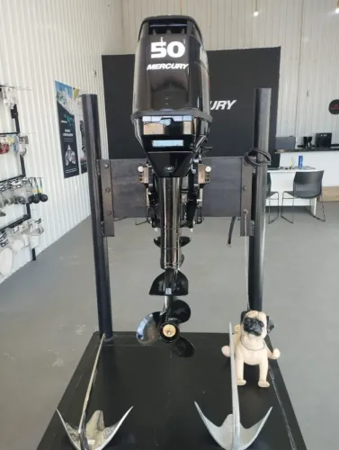 Motor de popa Mercury 50hp 2 tempos com power trim e comando a distancia 