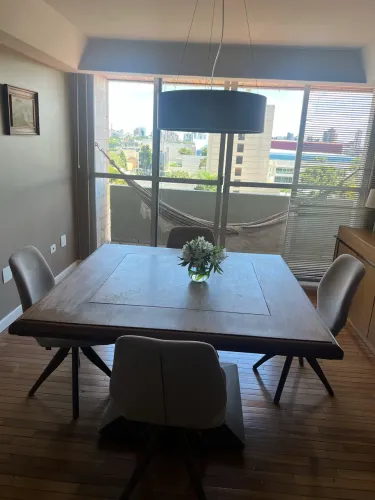 Mesa de madeira com centro em mármore com 2 cadeiras