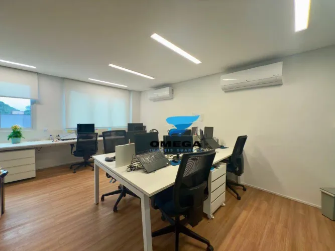 Sala Comercial reformada à venda na praia das Pitangueiras no Guarujá I Omega Imoveis