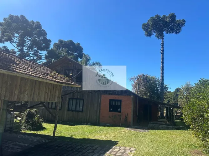 Sítio com 32.000 m2, escriturado, com uma residência e chalé, possui lago, próximo a divis