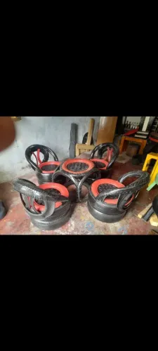 Jogo de mesa e 4 poltronas de pneus