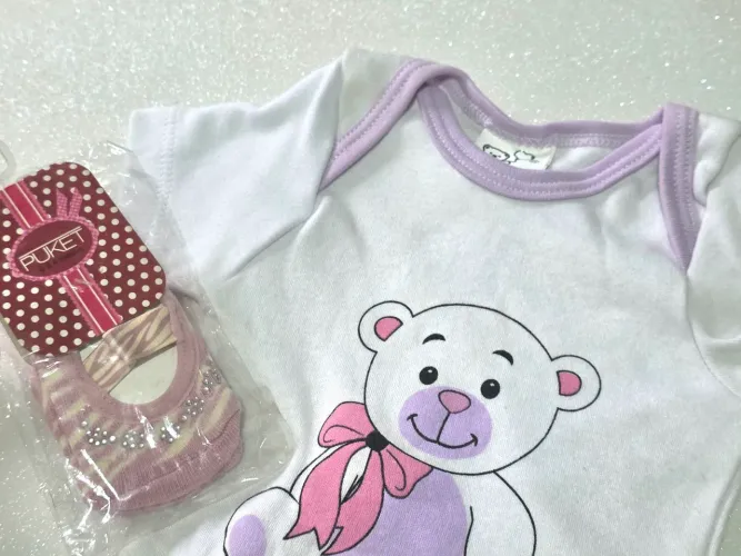 Conjunto bebê branco e lilás e meia Puket - tam G<br>Conjunto delicado em tons de lilás,