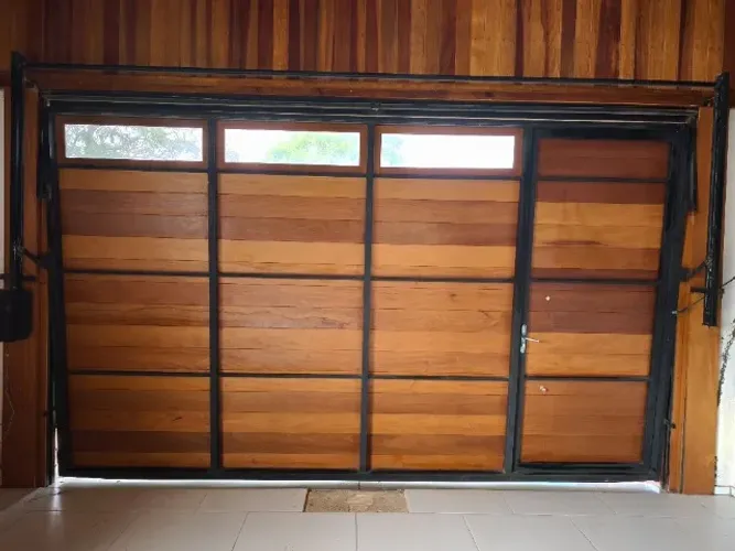 Portão de garagem estrutura de ferro revestido de madeira