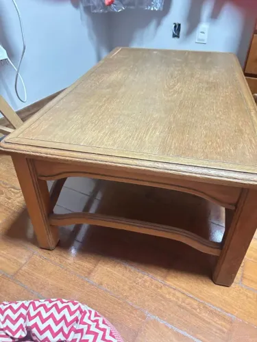 Mesa de sala de madeira