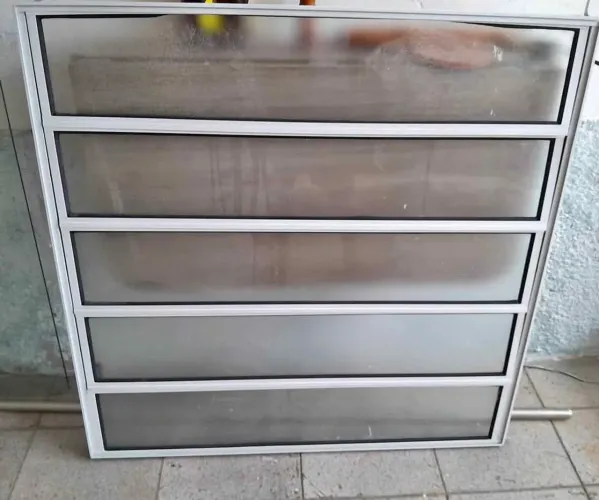 Vendo Vitrô Vasculante de Alumínio Branco em Ótimo Estado