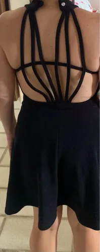 Vestido preto com decote nas costas